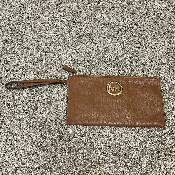 Michael Kors Fulton Pebbled Brown Leather Large Wristlet Clutch - Picture 2 of 13